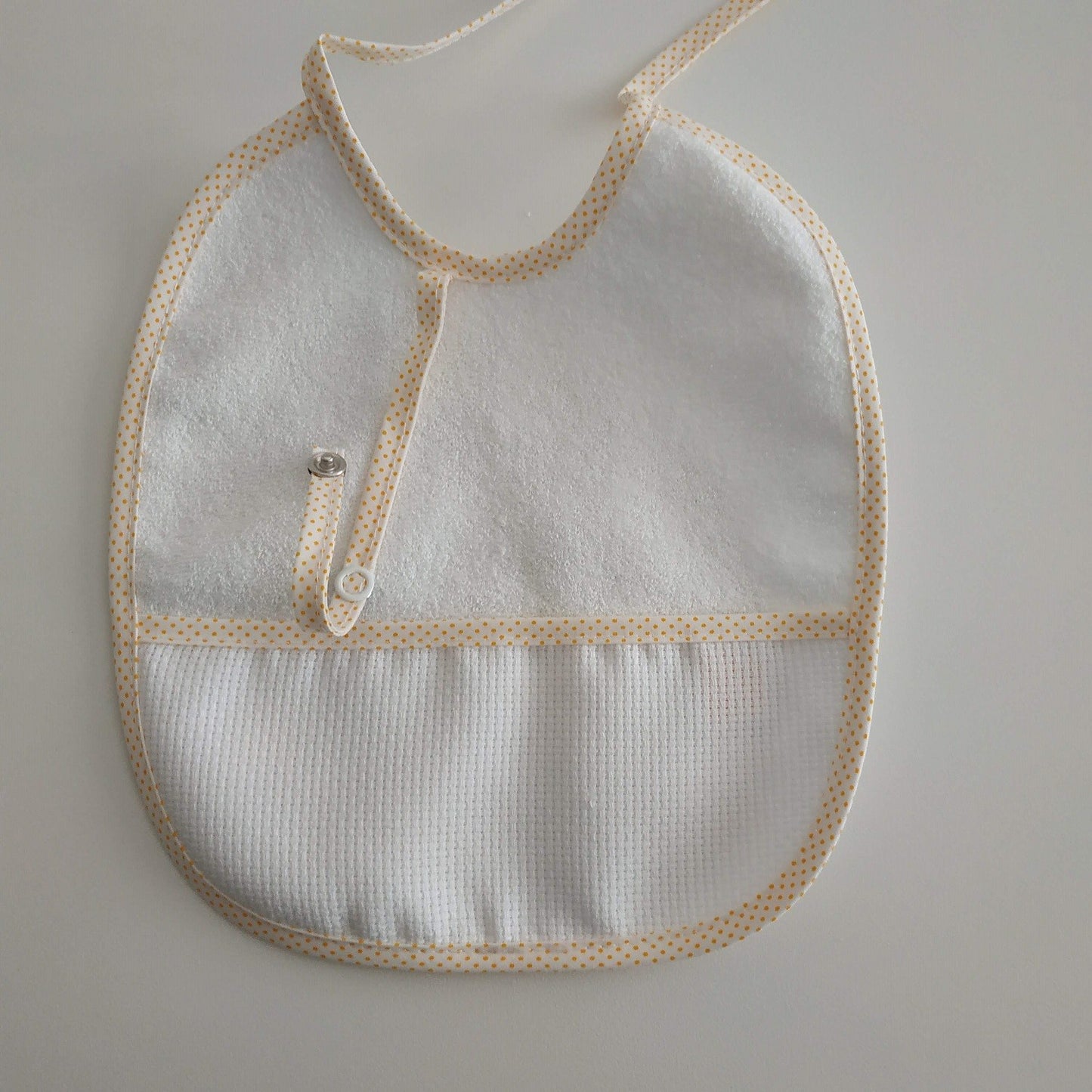 Bavaglino in Spugna con Cordino Portaciuccio Personalizzato con Nome - Fili e Stelle