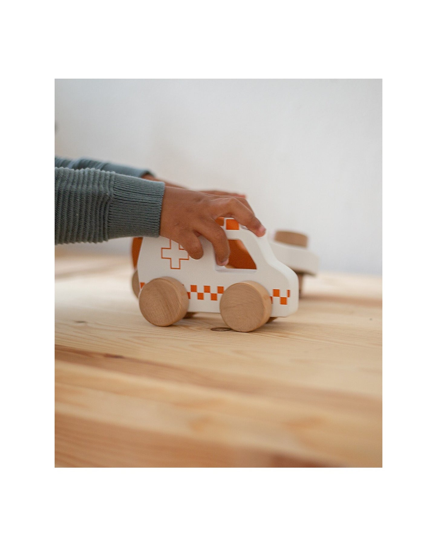 Macchinina di Legno Grande 13 cm - Ambulanza - 12m+ - Personalizzabile - Fili e Stelle