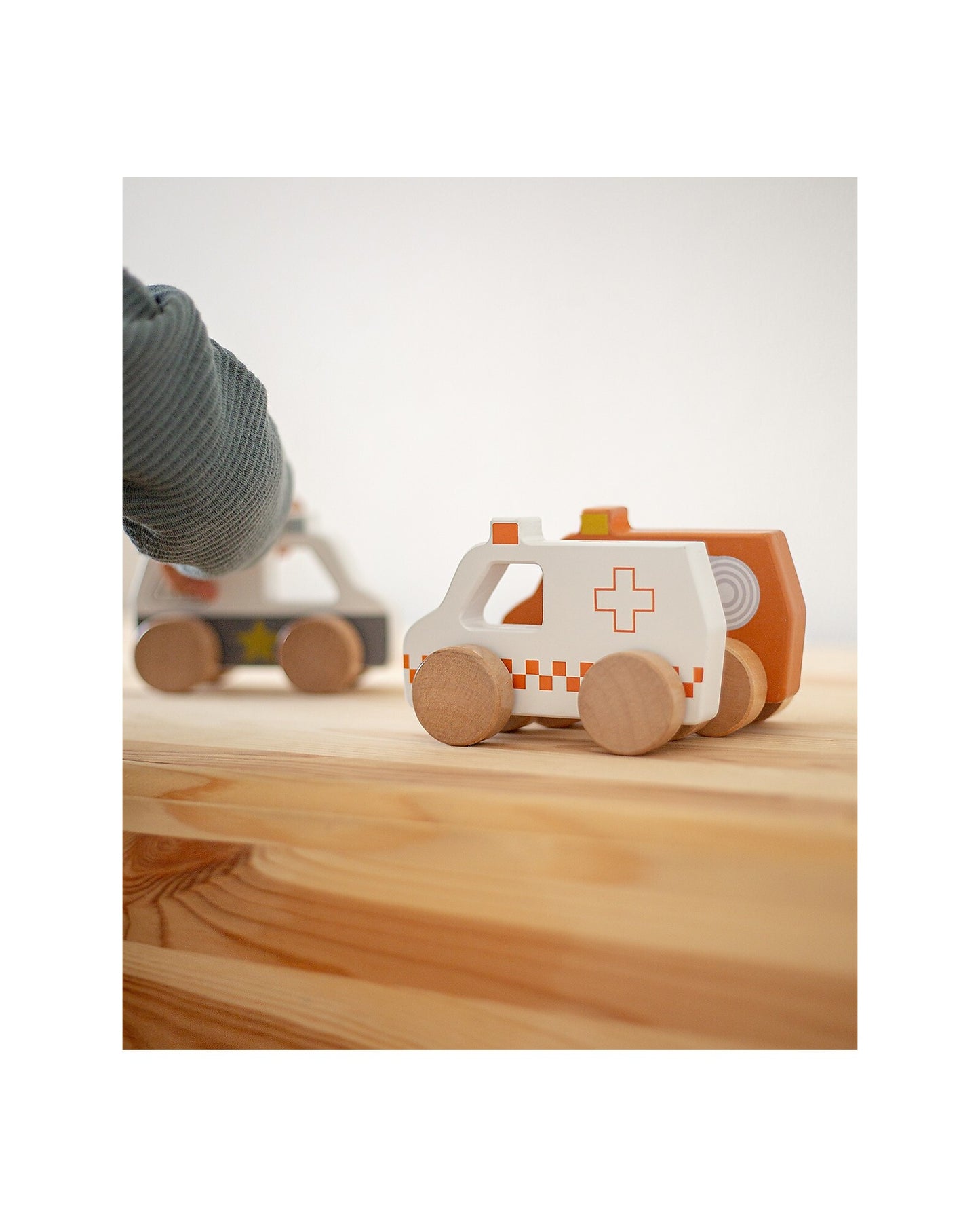 Macchinina di Legno Grande 13 cm - Ambulanza - 12m+ - Personalizzabile - Fili e Stelle