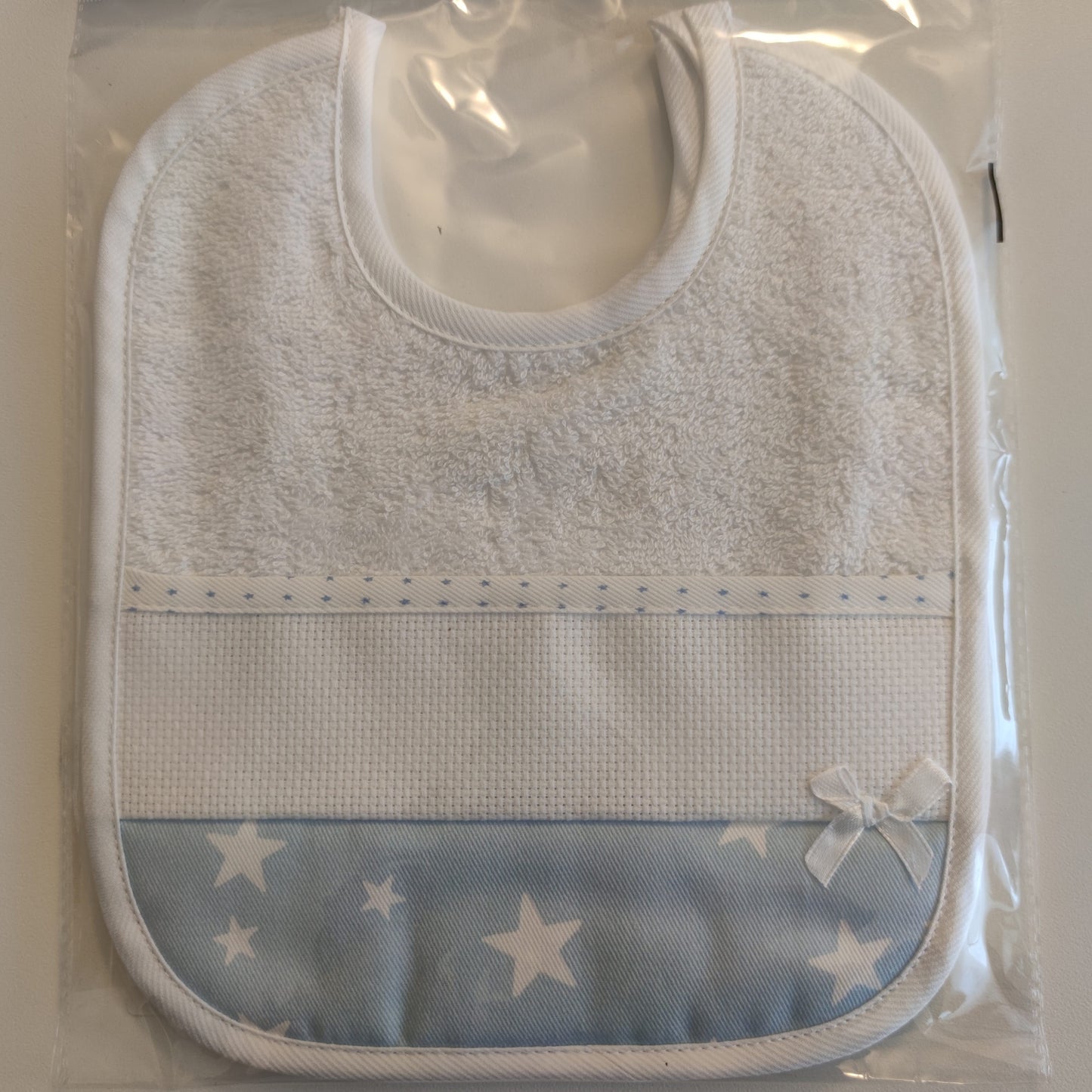Bavaglia Piquet Millerighe e Spugna con Inserto in Tela Aida - Colori Vari - Personalizzabile con Nome - Fili e Stelle